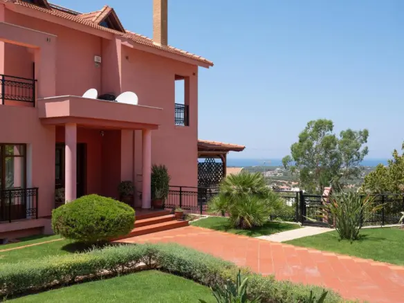 Villa Of 600 M² In Crete