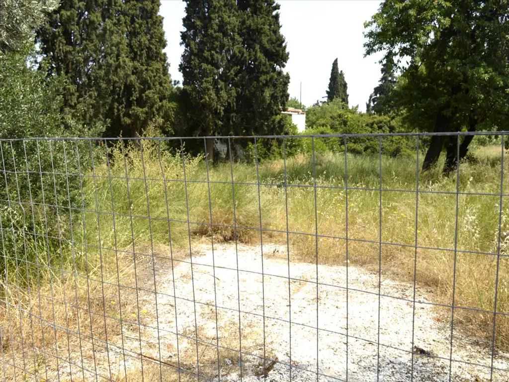 Land Of 2100 M² In Attica