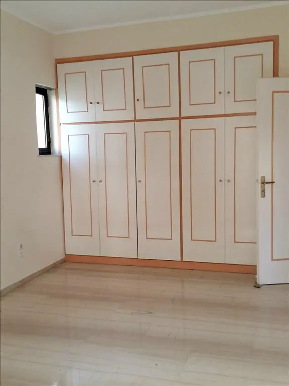 Business Of 790 M² In Athens