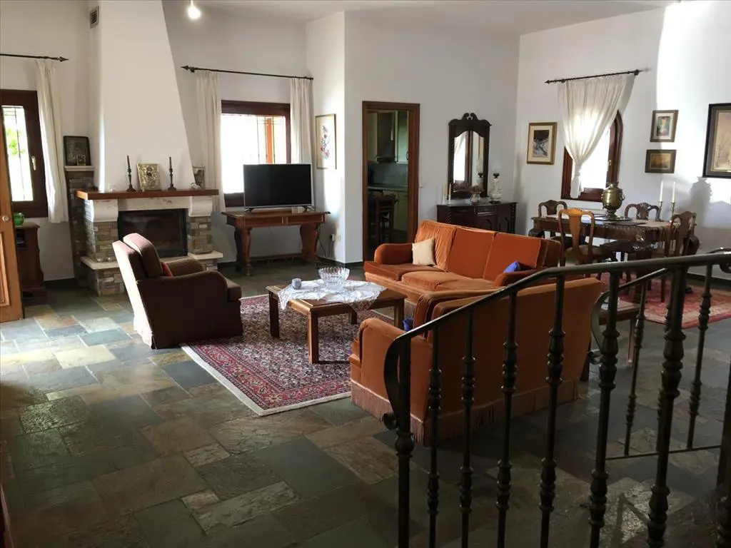 Detached House Of 369 M² In The Suburbs Of Thessaloniki