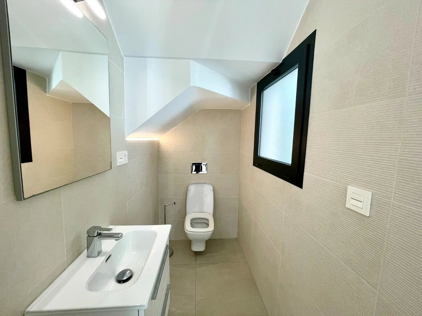 Villa Of 143 M² With No Features In Benijofar, Spain