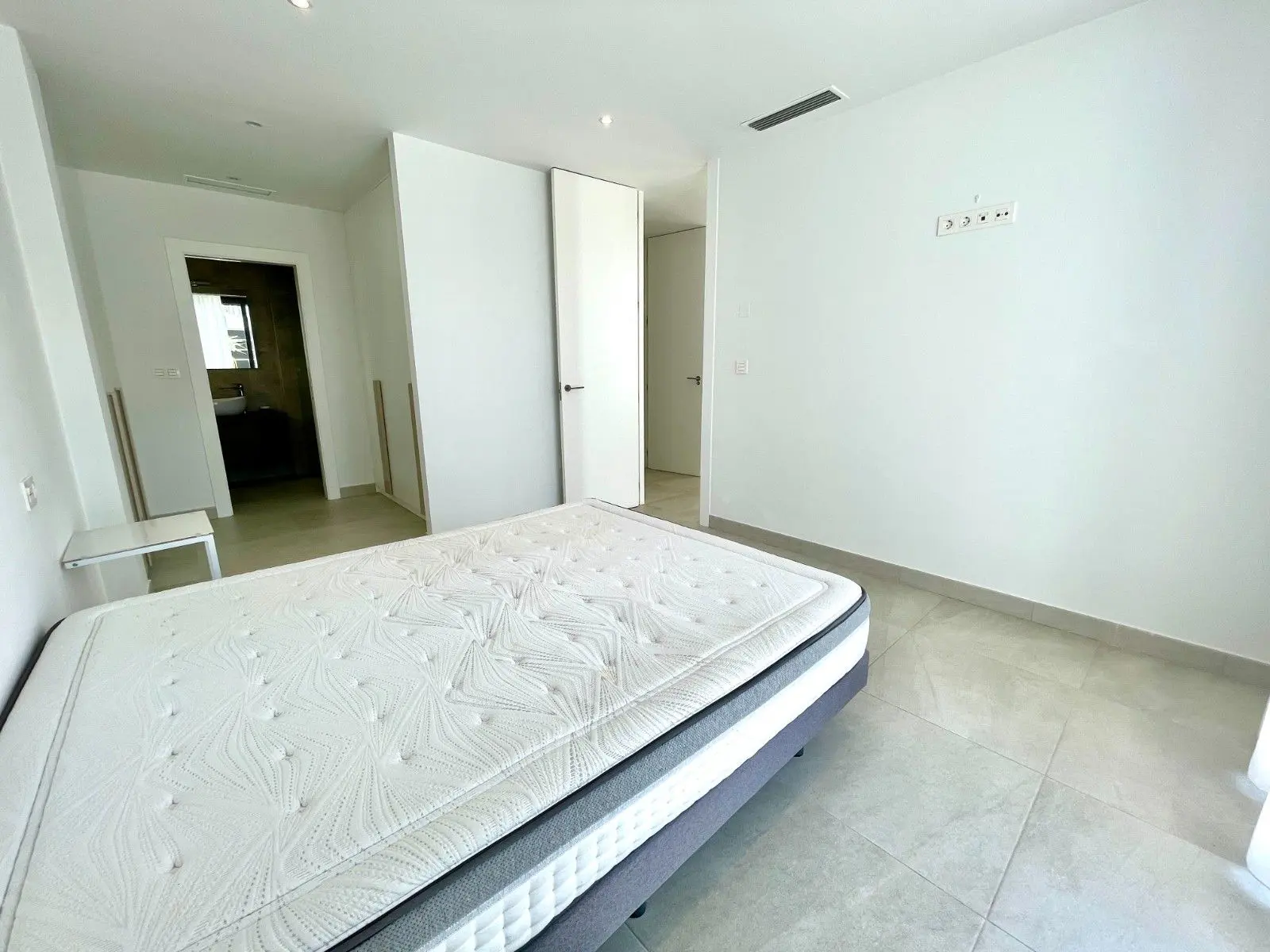 Villa Of 143 M² With No Features In Benijofar, Spain