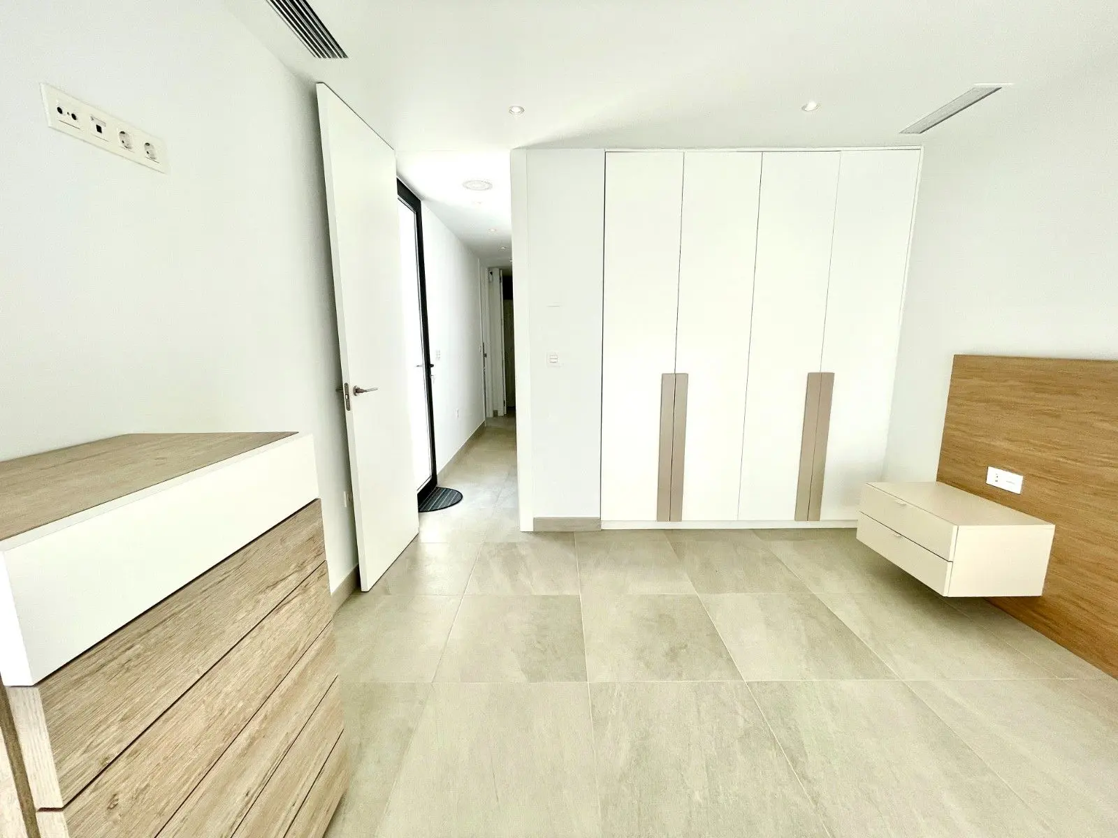 Villa Of 143 M² With No Features In Benijofar, Spain