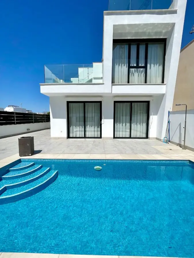 Villa Of 143 M² With No Features In Benijofar, Spain