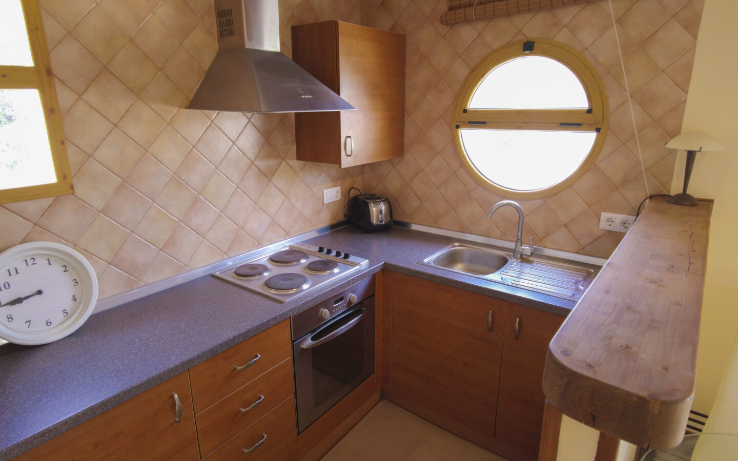 Mediterranean Villa Of 700 M² With Multi-functional Retreat In Salinas/sax, Alicante