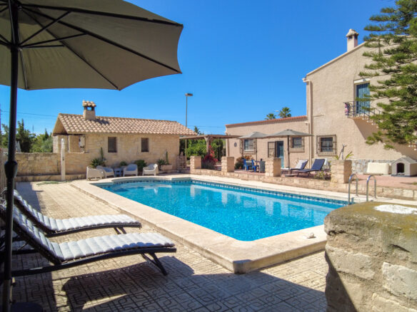 Equestrian & Olive Estate Of 1000 M² With Mediterranean Living In Alicante