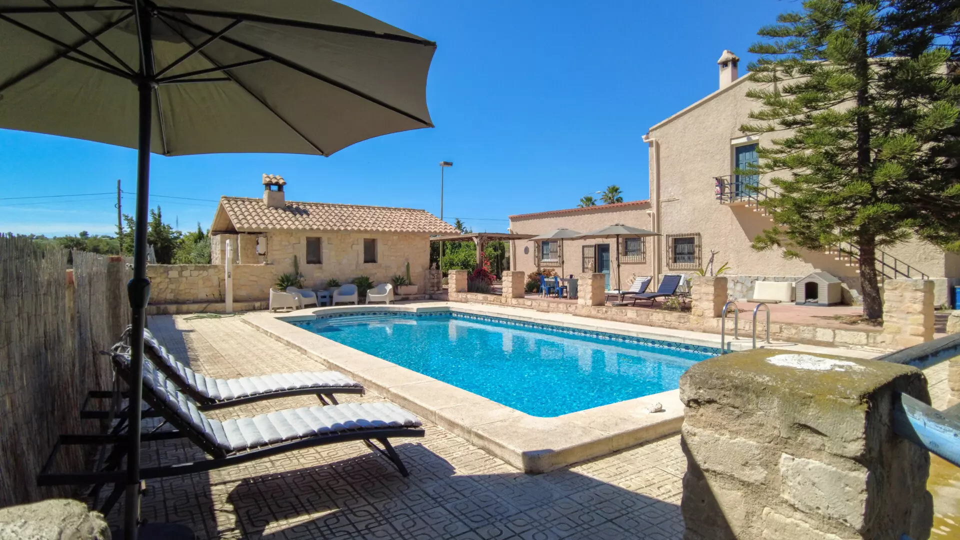 Equestrian & Olive Estate Of 1000 M² With Mediterranean Living In Alicante