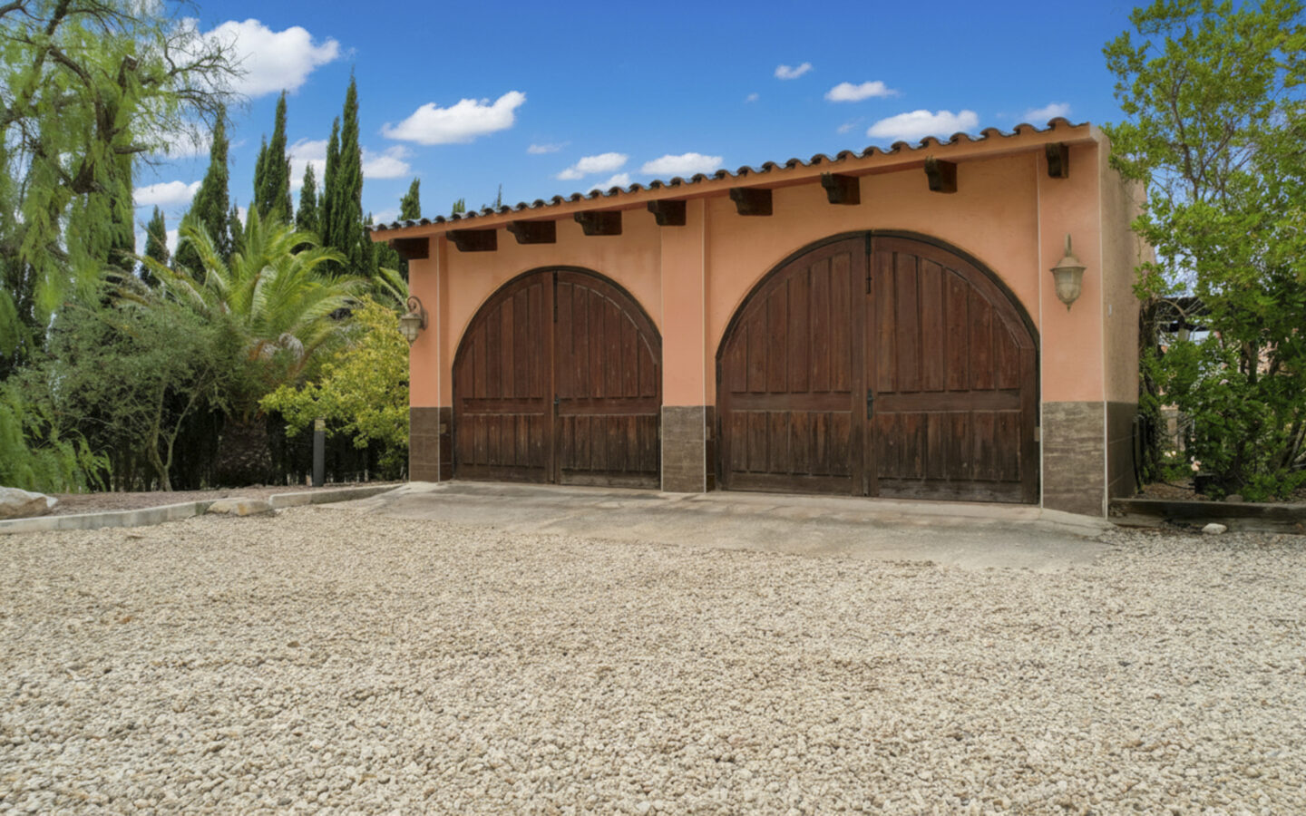 Mediterranean Villa Of 700 M² With Multi-functional Retreat In Salinas/sax, Alicante