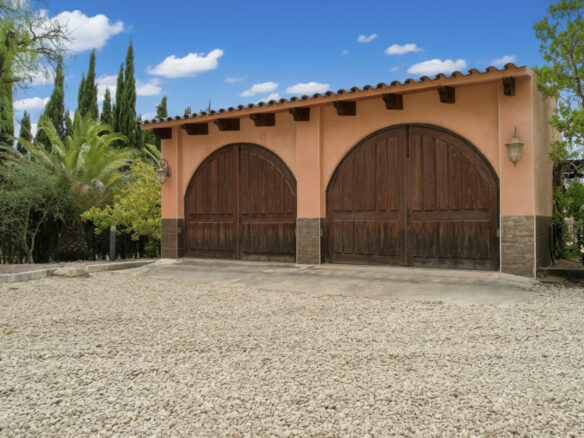Mediterranean Villa Of 700 M² With Multi-functional Retreat In Salinas/sax, Alicante