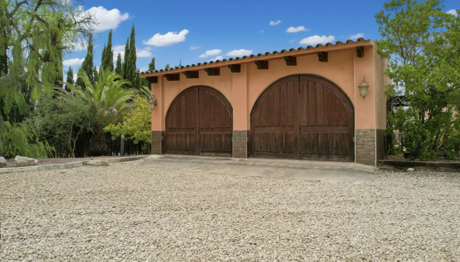 Mediterranean Villa Of 700 M² With Multi-functional Retreat In Salinas/sax, Alicante