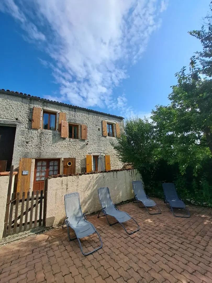 Bungalow Featuring 4 Gîtes, Pool And Garden In Saint Jean D’angely