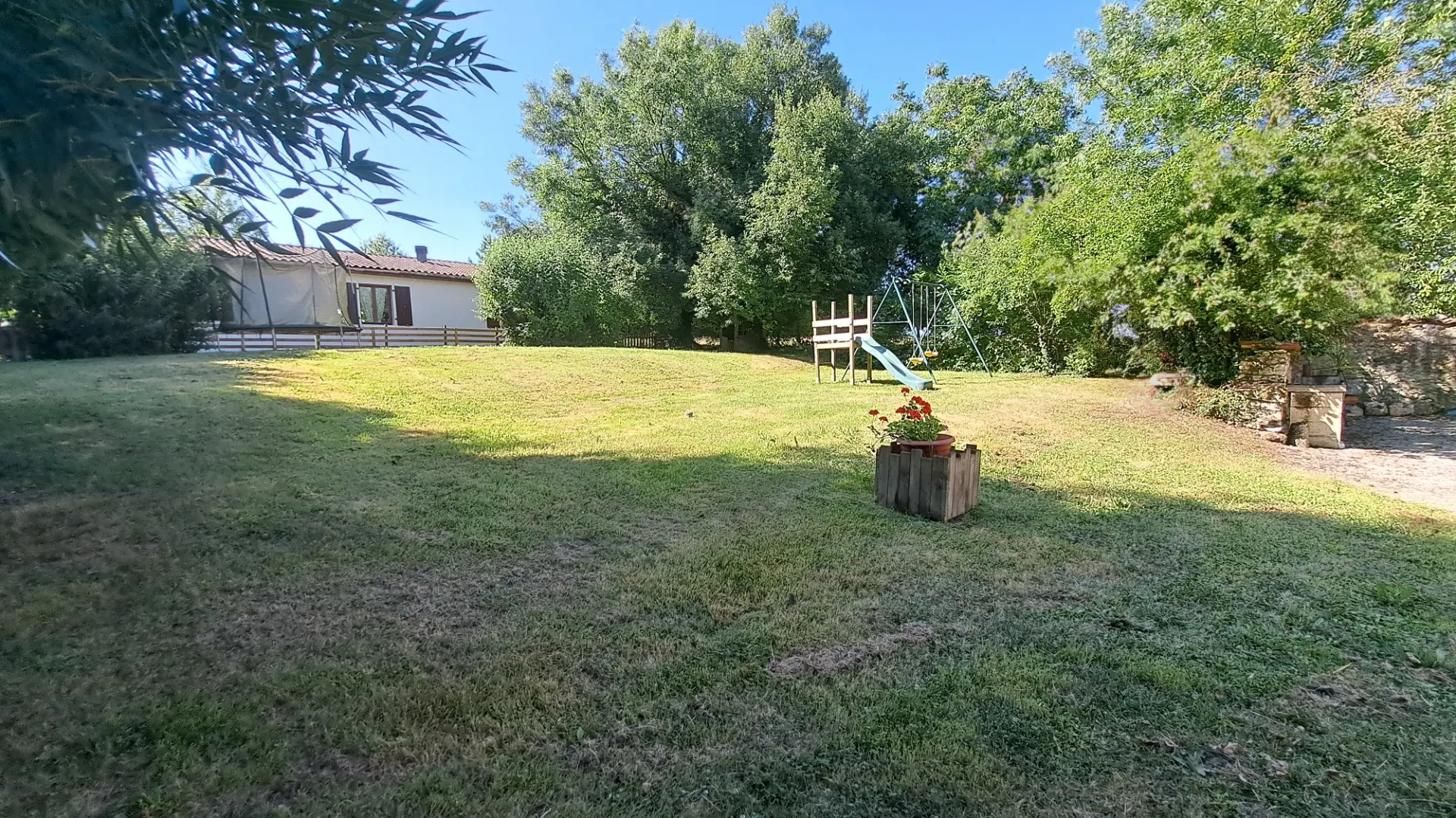 Bungalow Featuring 4 Gîtes, Pool And Garden In Saint Jean D’angely