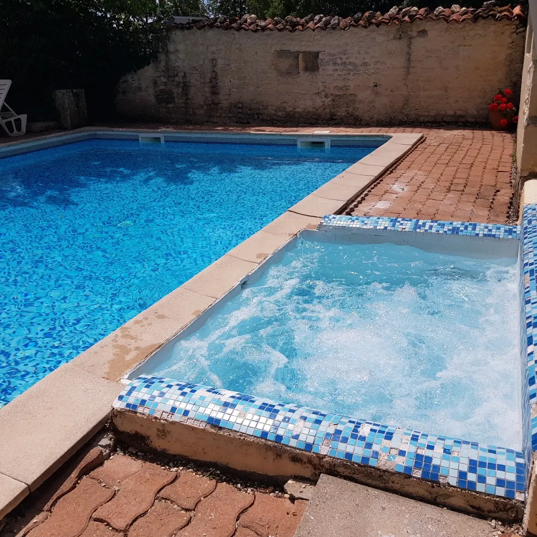 Bungalow Featuring 4 Gîtes, Pool And Garden In Saint Jean D’angely