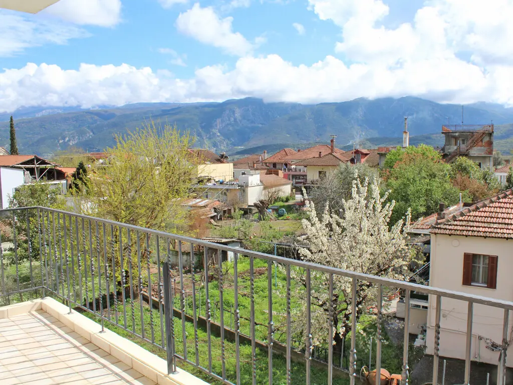 Building Of 380 M² In Central Greece