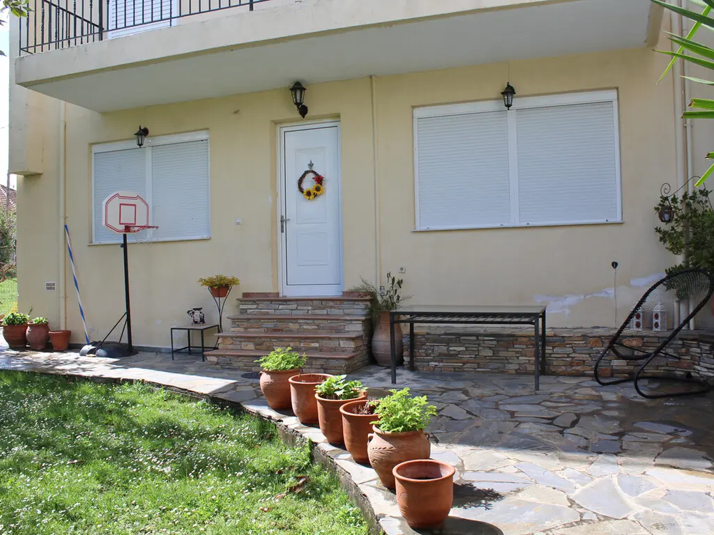 Building Of 380 M² In Central Greece
