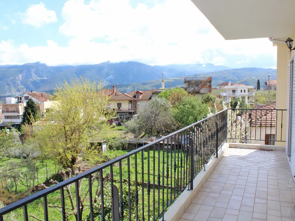 Building Of 380 M² In Central Greece