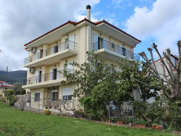 Building Of 380 M² In Central Greece
