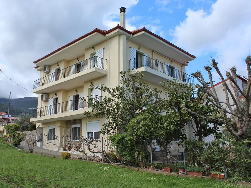 Building Of 380 M² In Central Greece