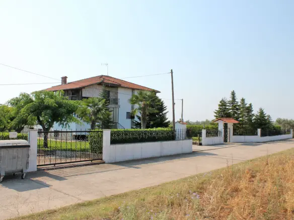 Villa Of 440 M² In Olympic Coast