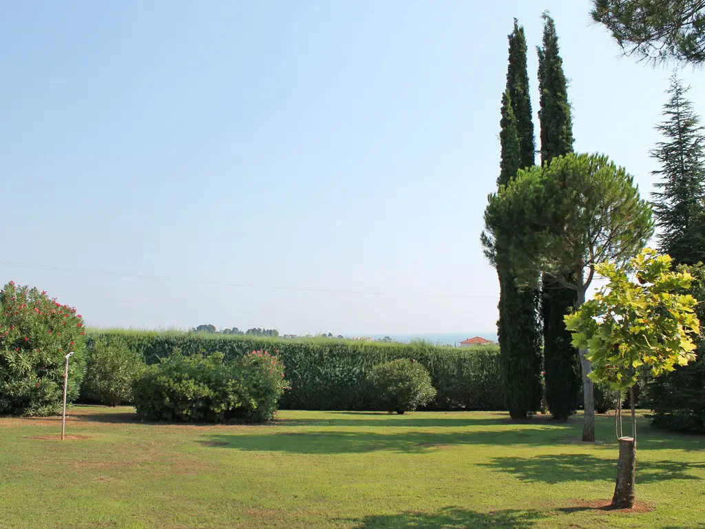 Villa Of 440 M² In Olympic Coast