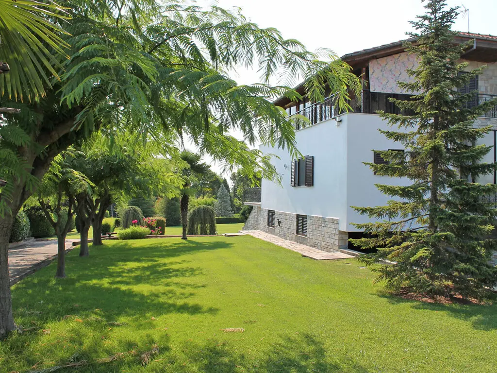 Villa Of 440 M² In Olympic Coast
