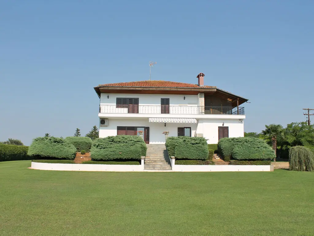 Villa Of 440 M² In Olympic Coast