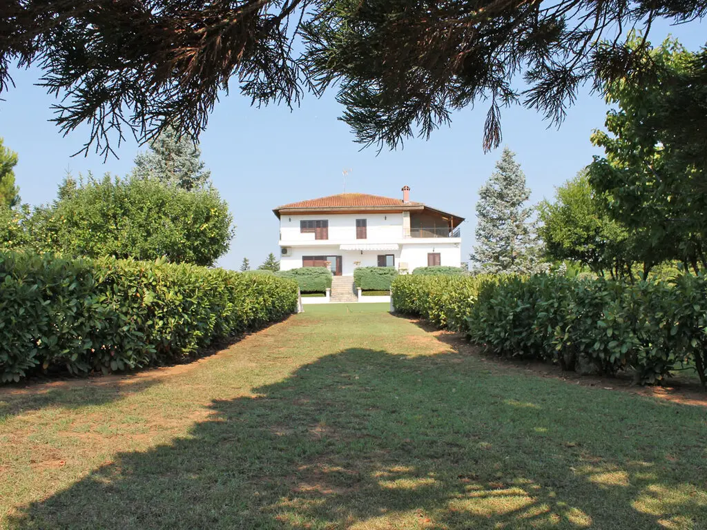 Villa Of 440 M² In Olympic Coast