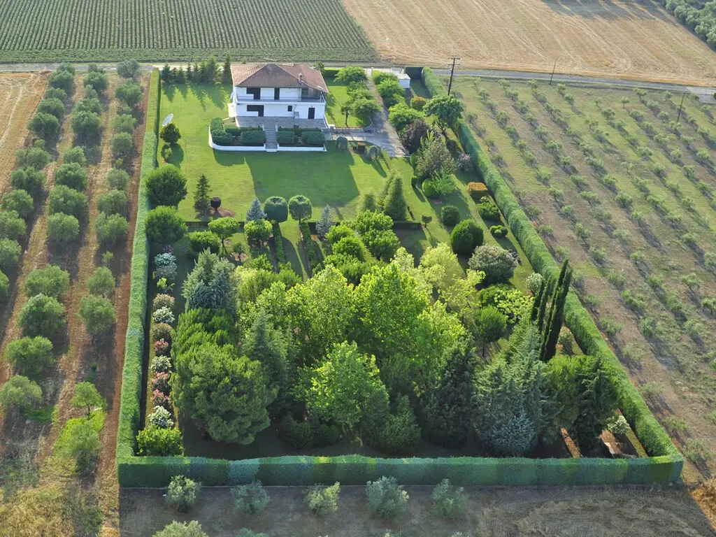 Villa Of 440 M² In Olympic Coast