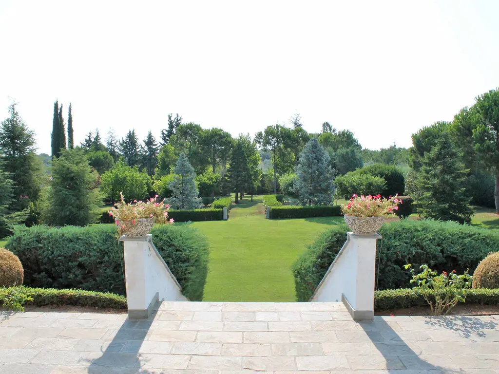 Villa Of 440 M² In Olympic Coast