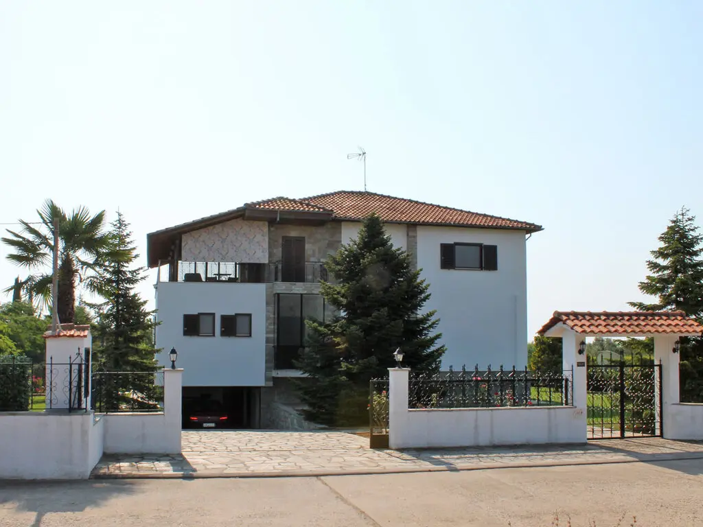 Villa Of 440 M² In Olympic Coast