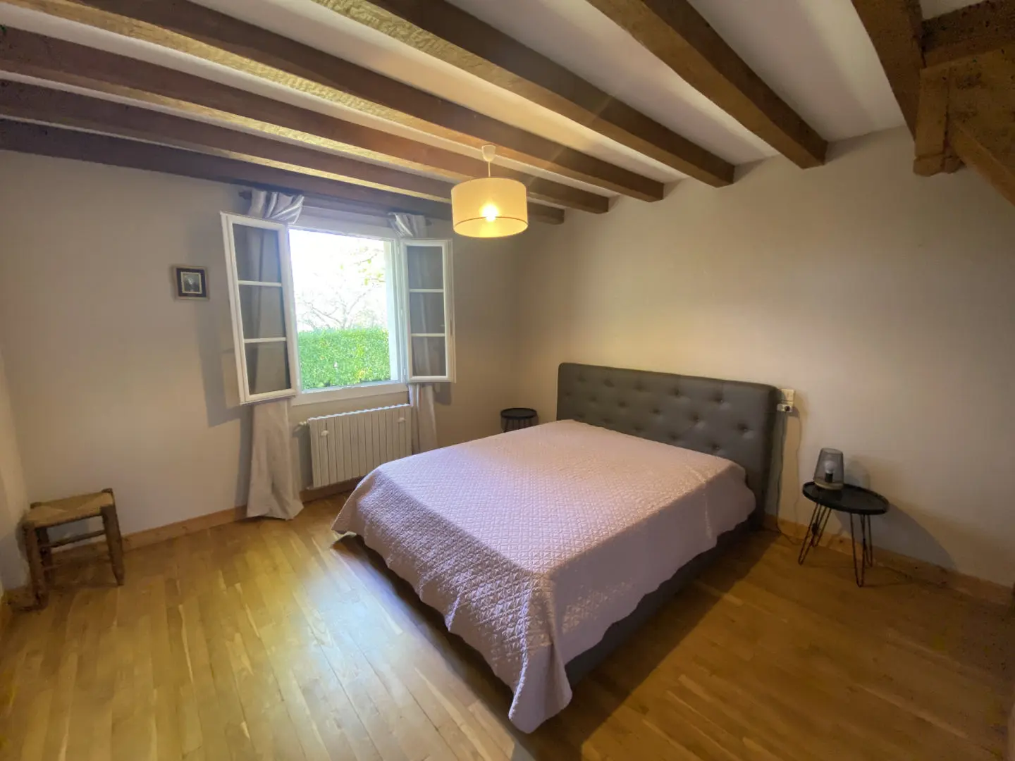 Стан од 80 м² со продавници и железничка станица на пешачко растојание во центарот на градот