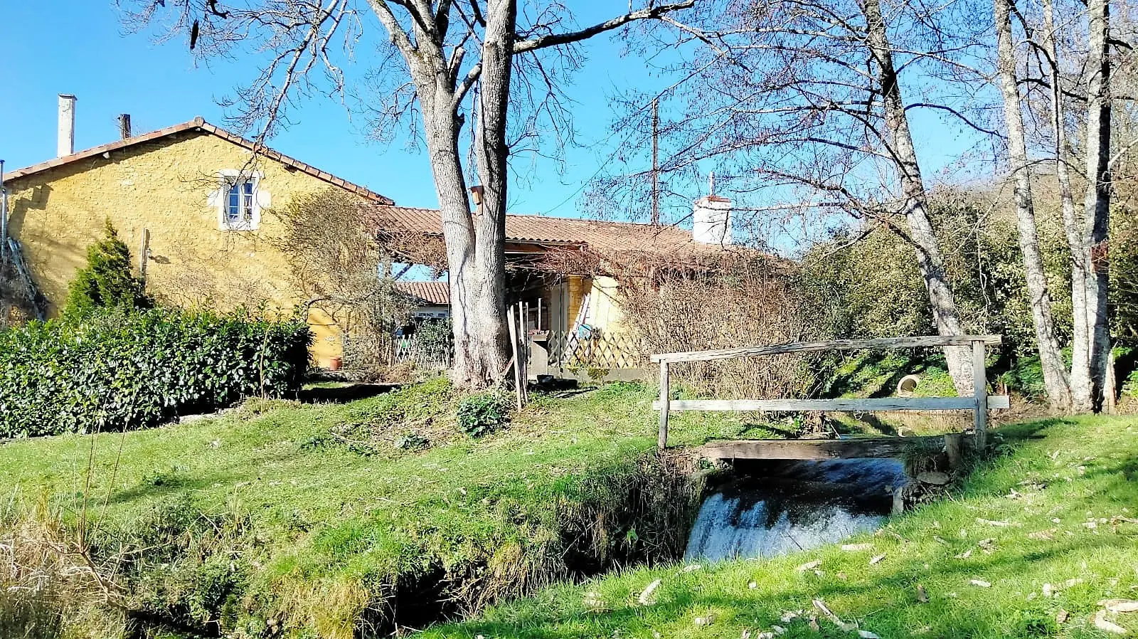 Watermill Of 80000 M² With Stream, Lake, Waterfall, Woodland, Guest House In Charente