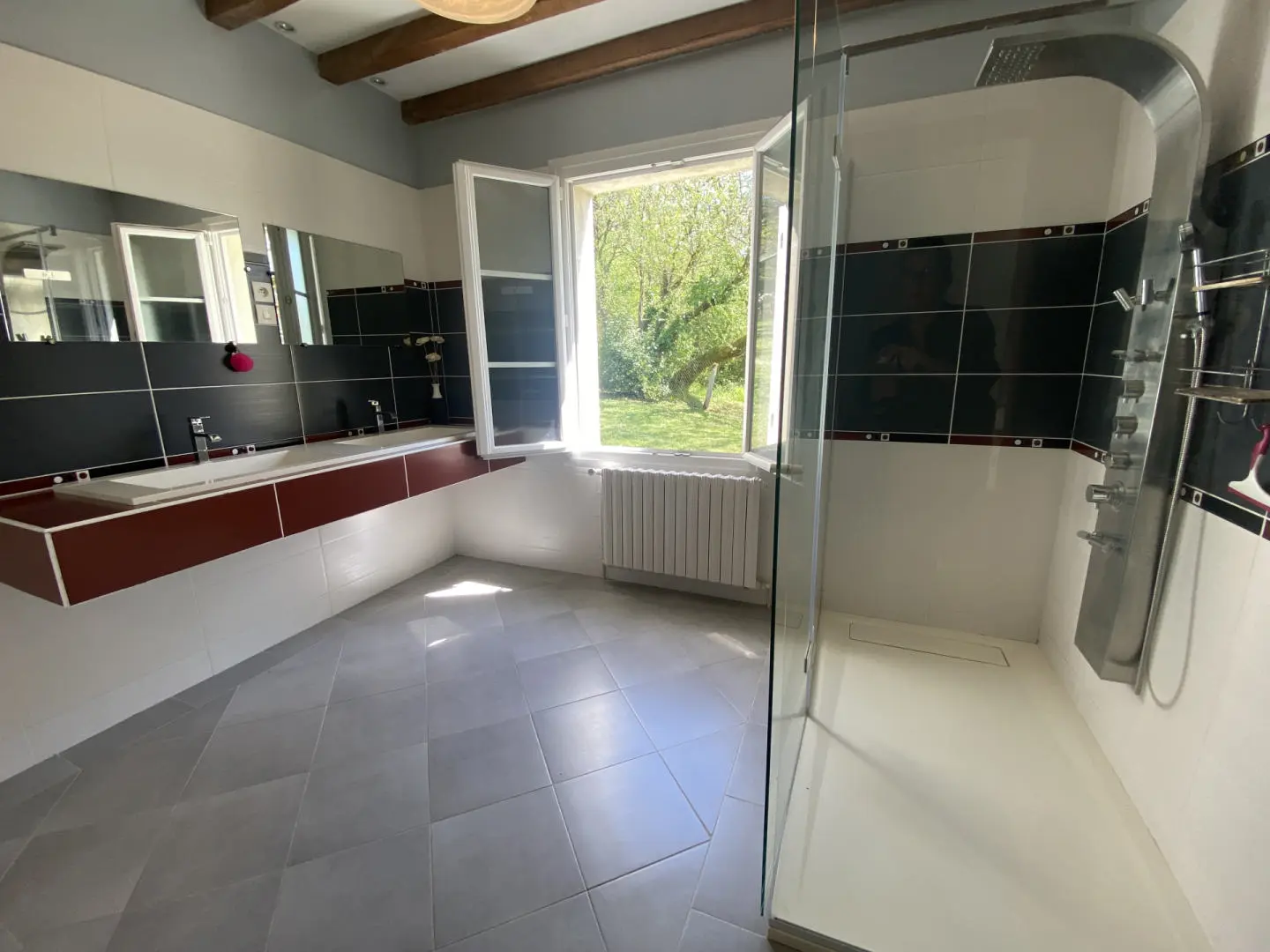 Стан од 80 м² со продавници и железничка станица на пешачко растојание во центарот на градот