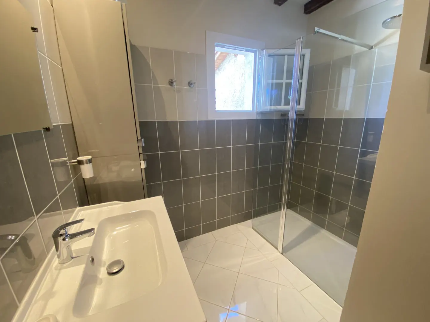 Стан од 80 м² со продавници и железничка станица на пешачко растојание во центарот на градот
