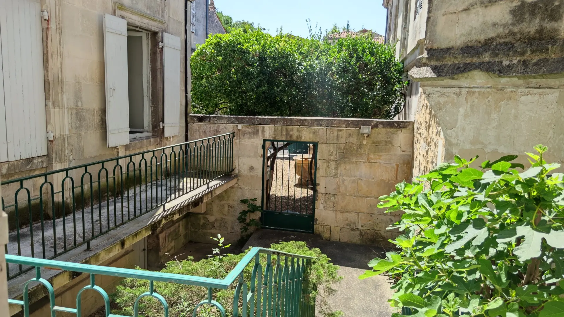 Maison De Maitre Of 7 Bedrooms With Garden, Garage, And River View In Saintes