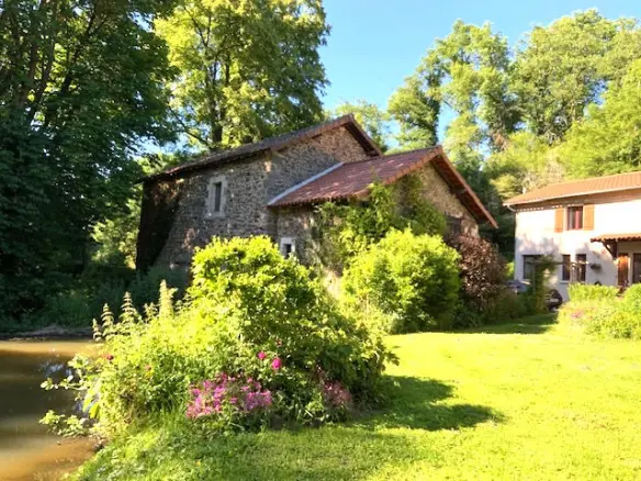 House Of 100 M² With 4 Beds, Riverside, Outbuildings, Views In Old Mill