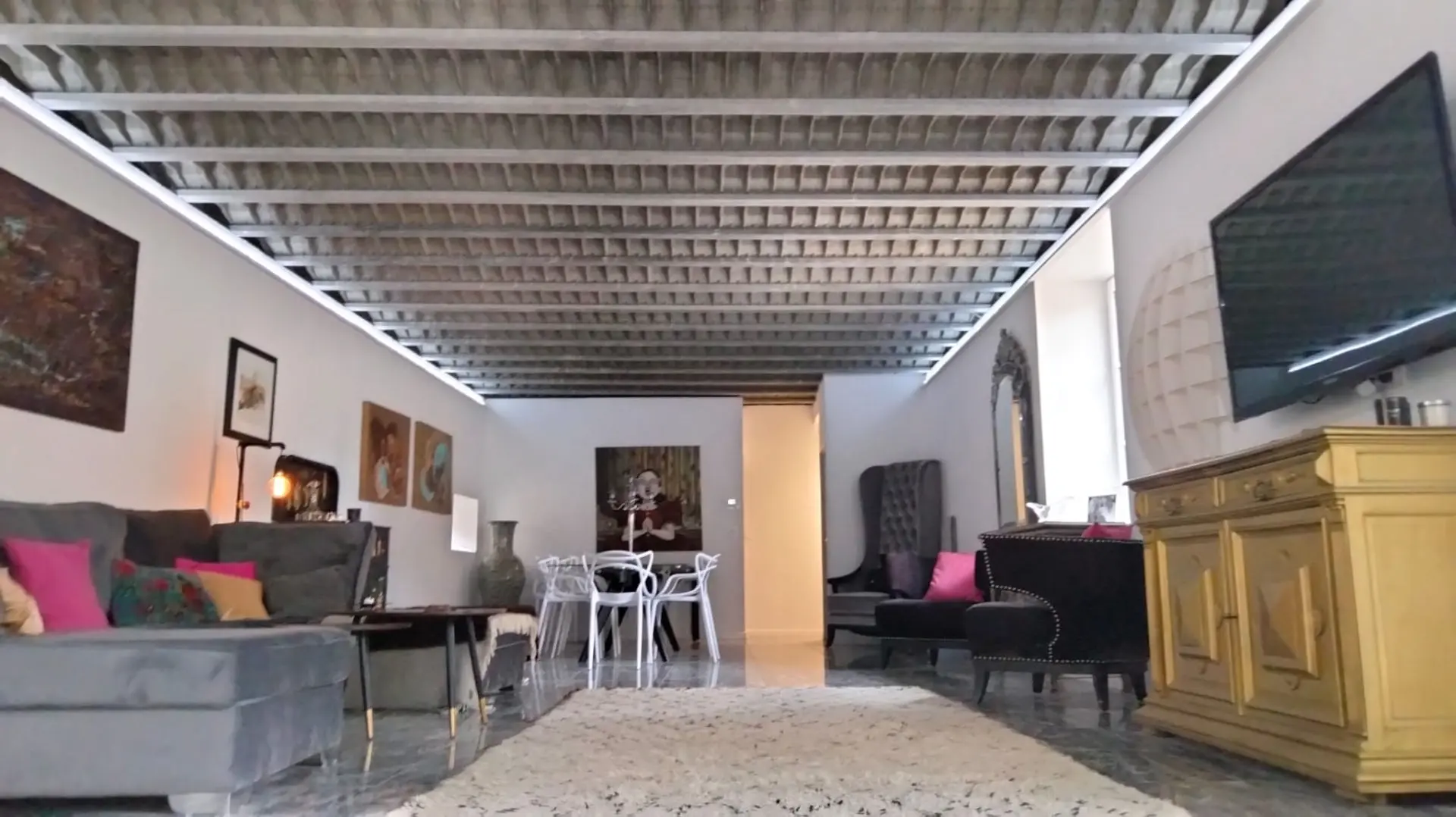 Логистика од 215 м² со историски карактеристики во Тусон, Шарант