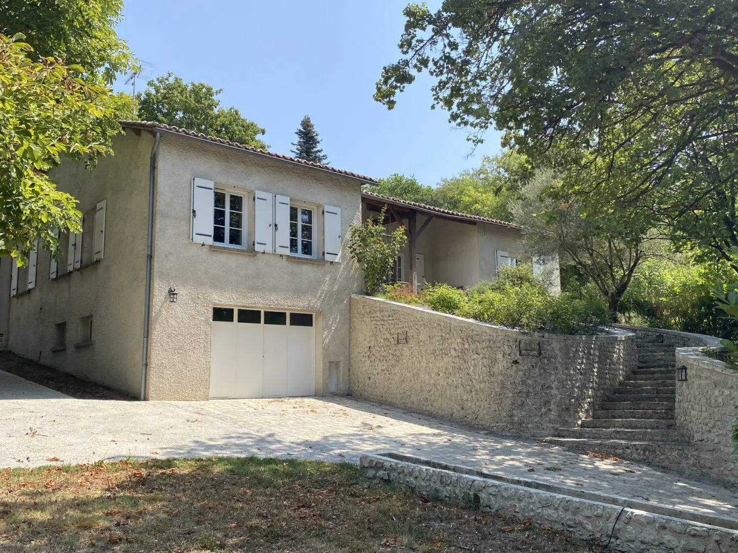 Стан од 80 м² со продавници и железничка станица на пешачко растојание во центарот на градот