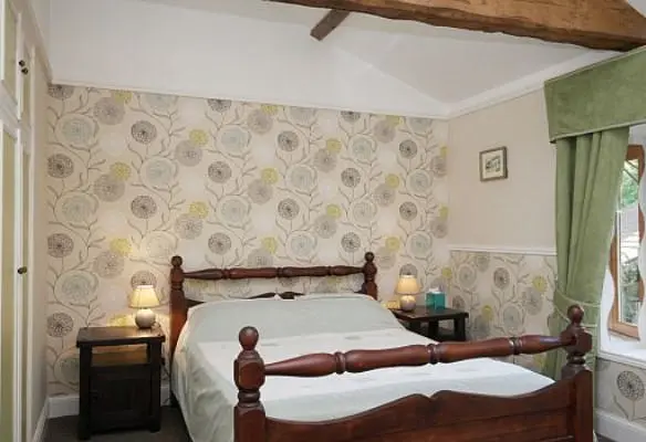 House Of 100 M² With 4 Beds, Riverside, Outbuildings, Views In Old Mill
