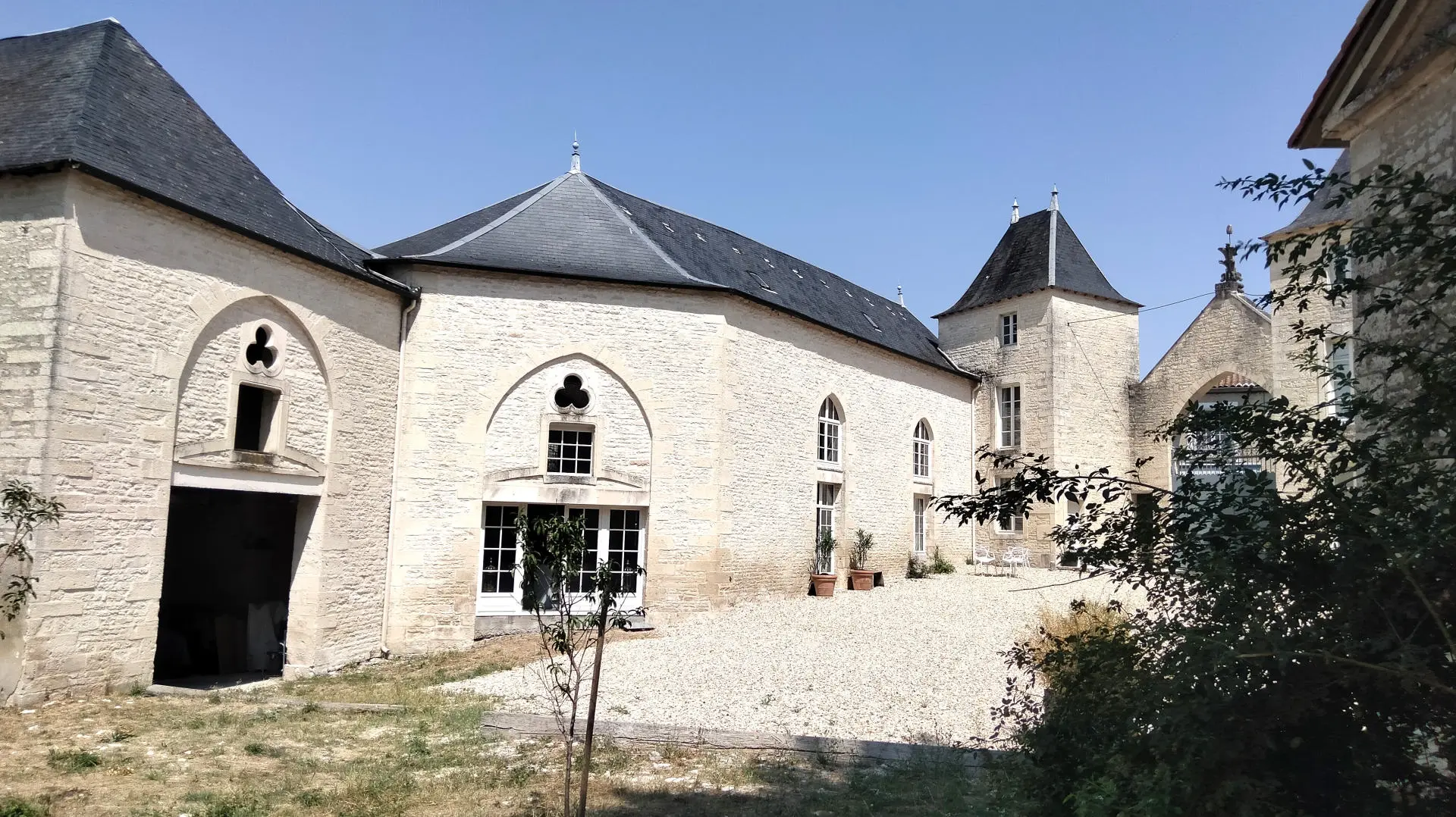 Логистика од 215 м² со историски карактеристики во Тусон, Шарант
