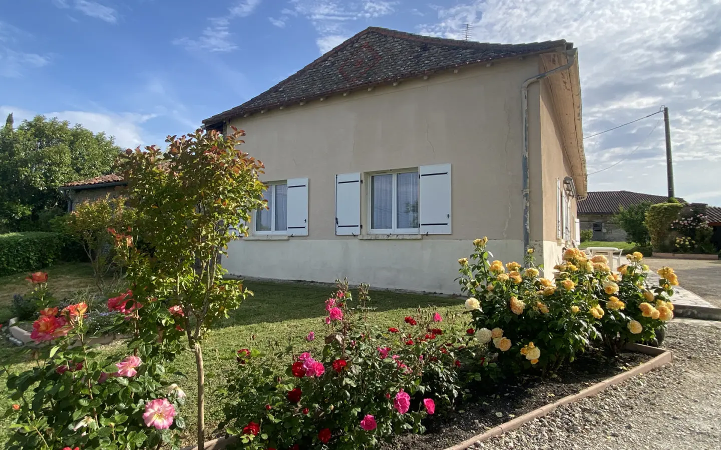 Country Property Of 190 M² With Views Near Chalais