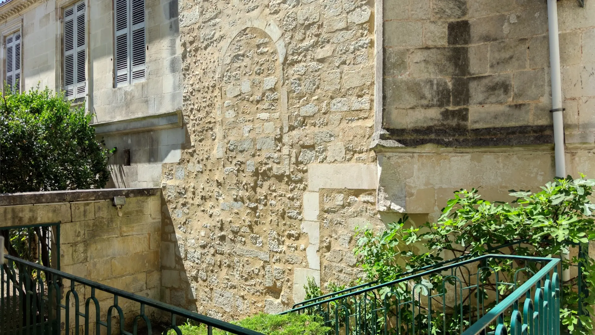 Maison De Maitre Of 7 Bedrooms With Garden, Garage, And River View In Saintes
