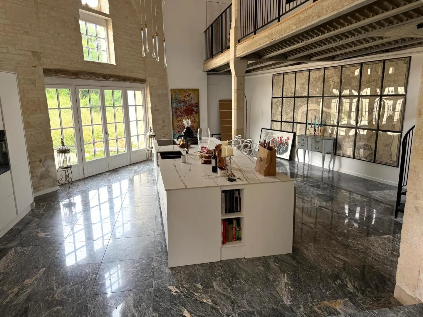 Логистика од 215 м² со историски карактеристики во Тусон, Шарант