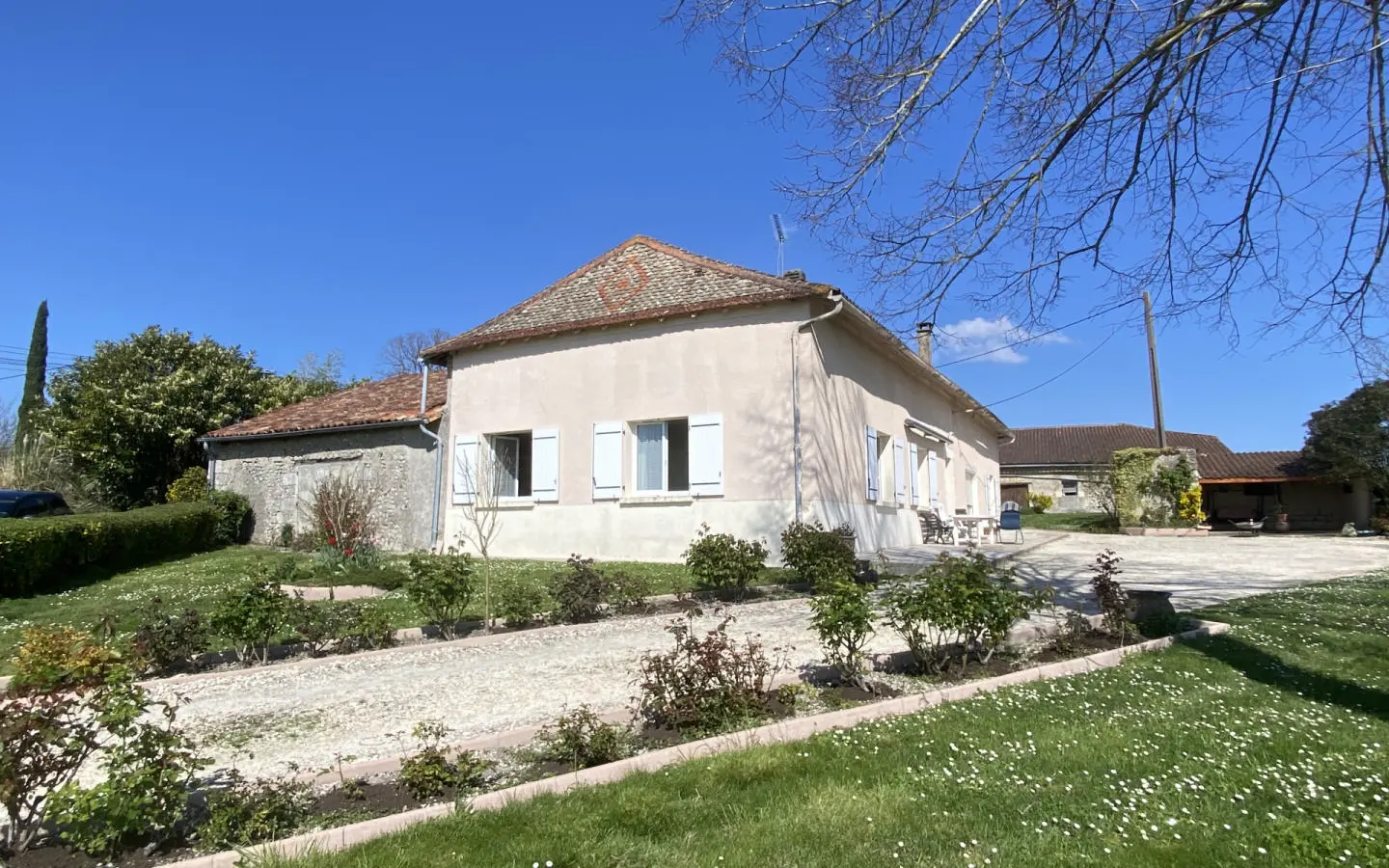 Country Property Of 190 M² With Views Near Chalais
