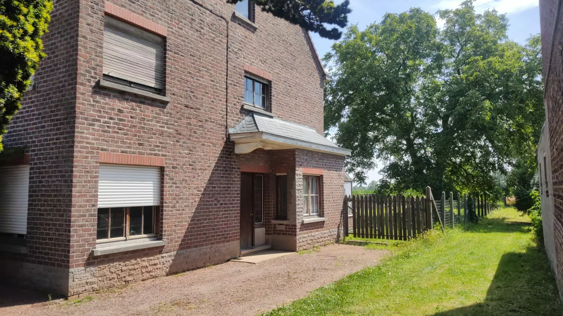 Spacious Family Home In A Quiet Area, Only About 15 Km From Brussels, With Large Garden, Parking, Attic And Basement,…