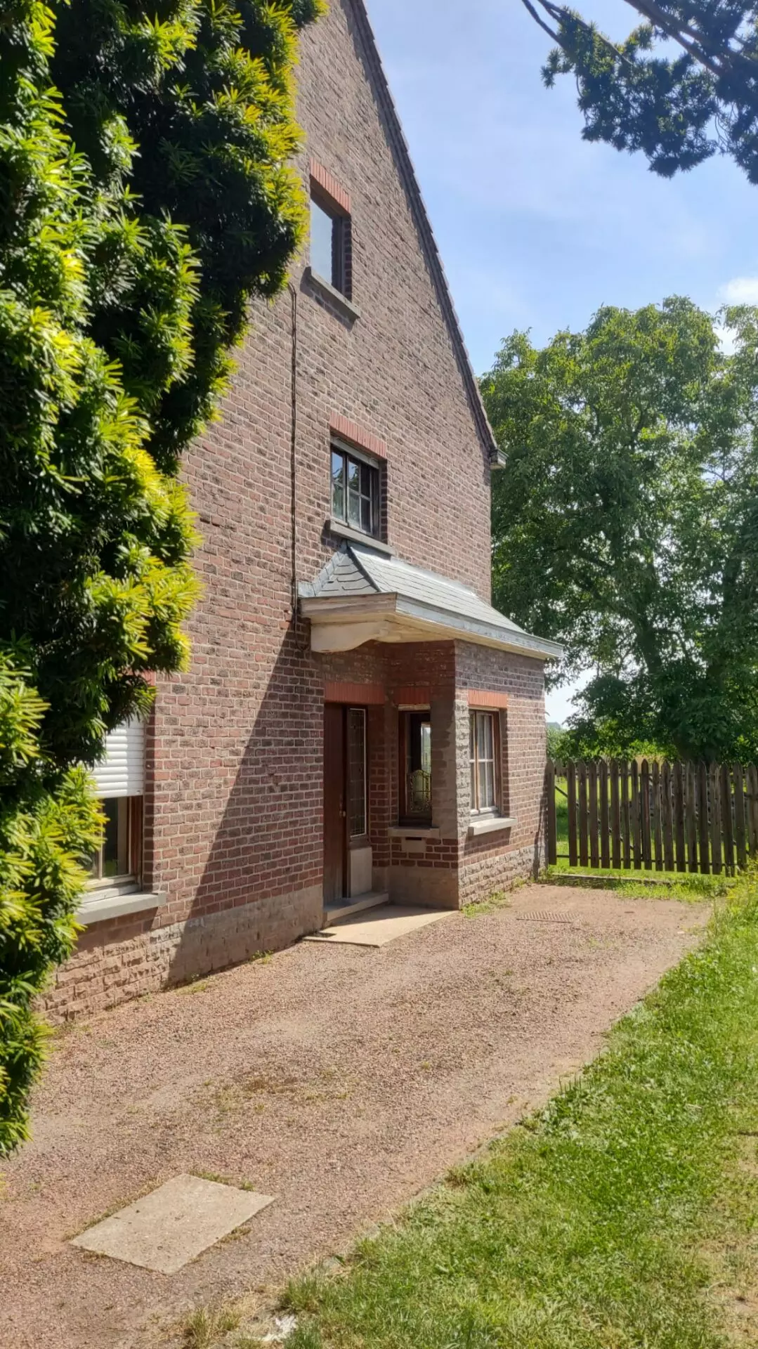 Spacious Family Home In A Quiet Area, Only About 15 Km From Brussels, With Large Garden, Parking, Attic And Basement,…