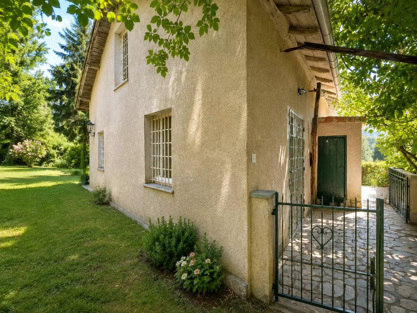 Country House Of 100 M² With Green And Quiet Area