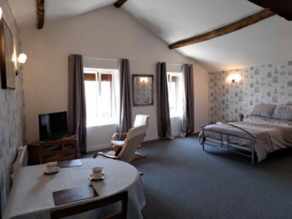 House Of 6 Bedrooms With Renovated Features In [location]