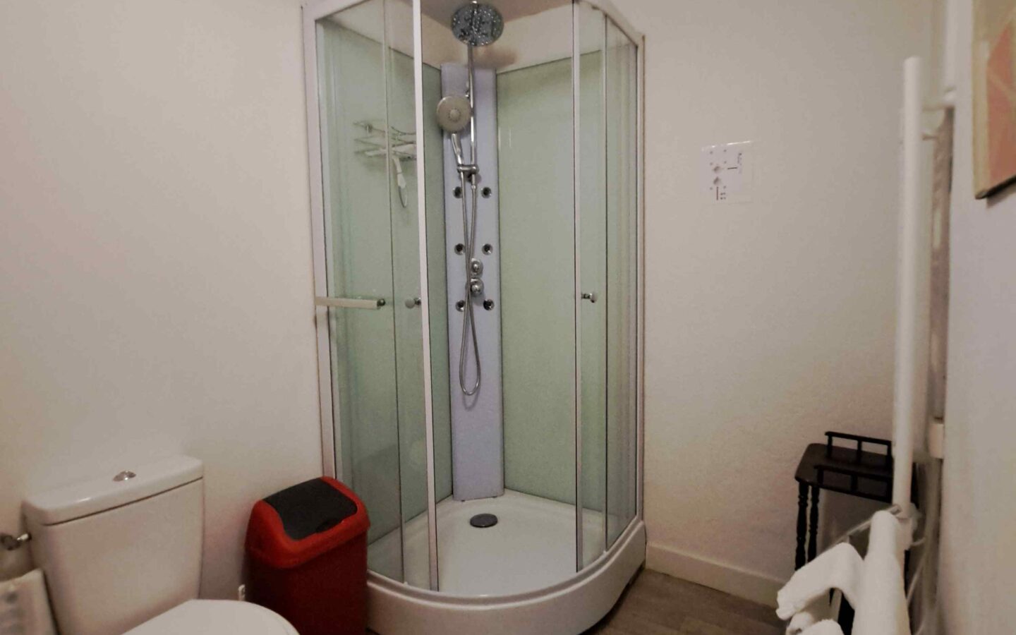 House Of 6 Bedrooms With Renovated Features In [location]
