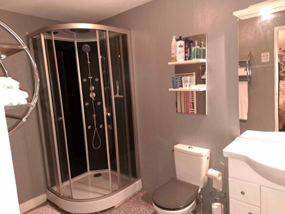 House Of 6 Bedrooms With Renovated Features In [location]